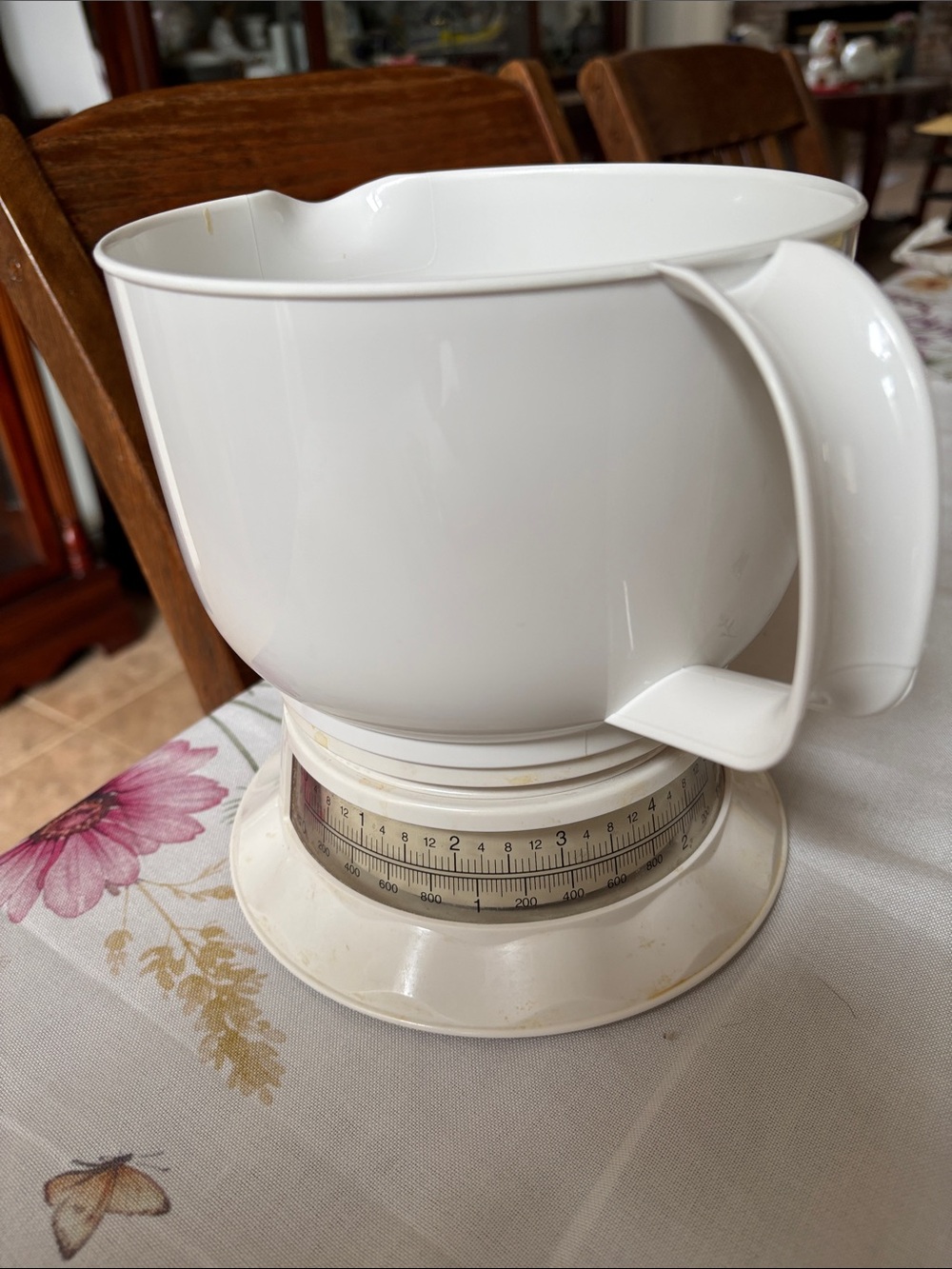 White Kitchen Mixing Bowl with Built-In Scale